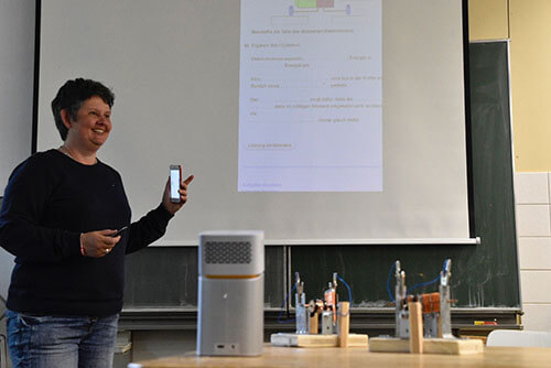 Im Schulalltag kann der portable Mini Beamer für die Vermittlung von Lerninhalten verwendet werden